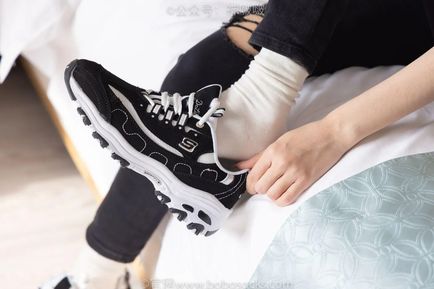 [BoBoSocks袜啵啵]NO.055 稚予-斯凯奇运动鞋、白棉袜、黑棉袜 [139P]插图3